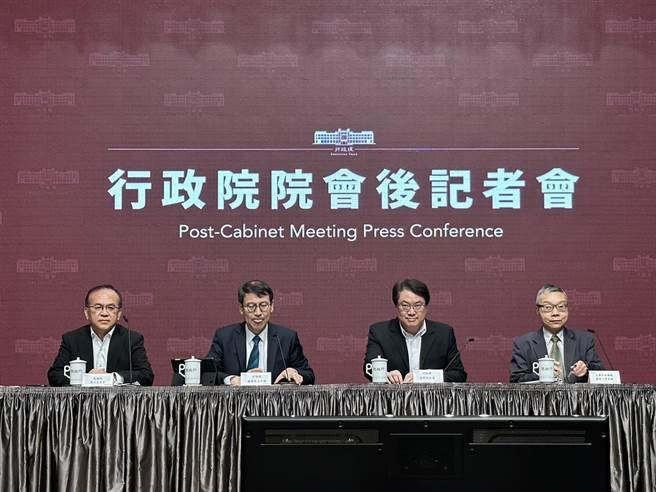 内政部1日于行政院会报告「中产以下自用住宅贷款户支持专案」，内政部长林右昌（右二）指出，今天上午受理线上申请后，瞬间涌入2万人导致系统塞车。（黄婉婷摄）