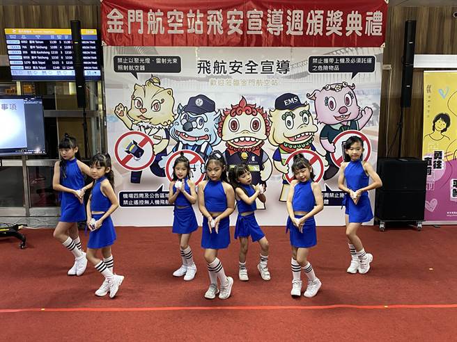 主办单位特别邀请金门KDC小女孩到场表演，为颁奖典礼热场。(于家麒摄)