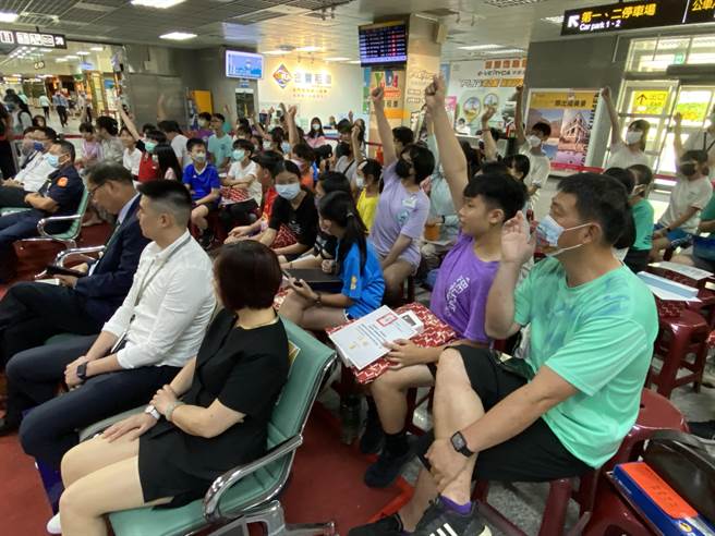 活动最后还安排了有奖问答，以飞航安全必须注意的事项为题目让学生抢答。(于家麒摄)