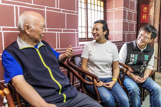 前县长林光华（左）和吴欣盈（中）话家常。（罗浚滨摄）
