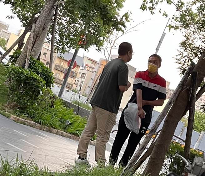 台中赖姓高中生同婚登记2小时候离奇坠楼后，示其同婚对象夏男被拍到换装下楼，手上还提一袋看似鞋子的塑胶袋。（民眾提供／冯惠宜台中传真）