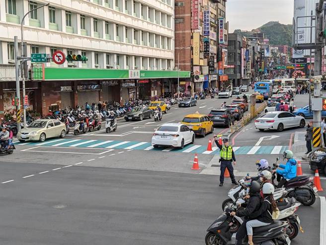 基隆市警察局将在爱三路与仁一路、仁二路口建置未礼让行人科技执法设备，最快将于9月底前完成。（张志康摄）