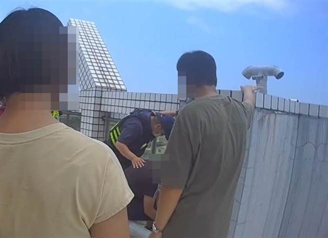 陈男因投资虚拟货币失利，亏损近100万元，日前独自在大楼顶楼跨坐外墙，幸经警方及家人安抚情绪，让他打消轻生的念头。（太平警分局提供／冯惠宜台中传真）