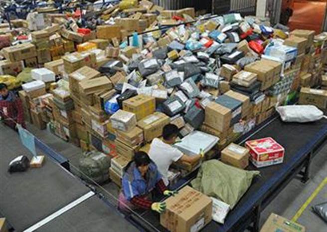 今年大陆快递业务量已达500亿件。（新华社）