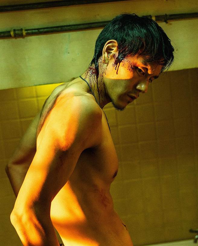 彭于晏为了角色改变身形，激瘦到脊椎骨清楚可见。（华映提供）