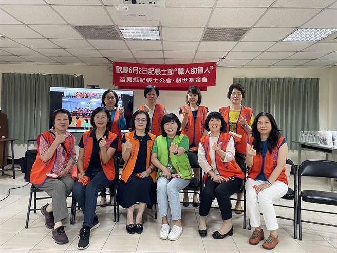 苗栗县记帐士公会今天也前往创世基金会苗栗分会捐赠善款。（创世苗栗分会提供／李京升苗栗传真）