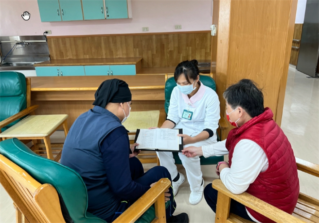 桃园医院医护表示，在急性期后，若经由医疗团队评估过有復健潜能者，会安排復健科医师功能评估，再转介至復健治疗急性后期照护团队的医院，并透过团队订定符合病人需求治疗计画。（桃园医院提供／陈梦茹桃园传真）