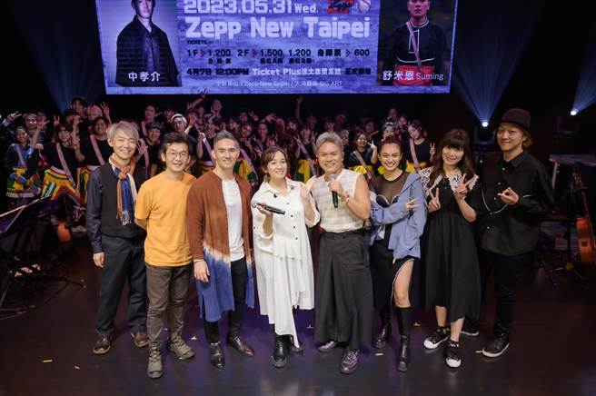 导演魏德圣（左二）也上台与台下歌迷们互动。（Zepp New Taipei／大鸿艺术提供）