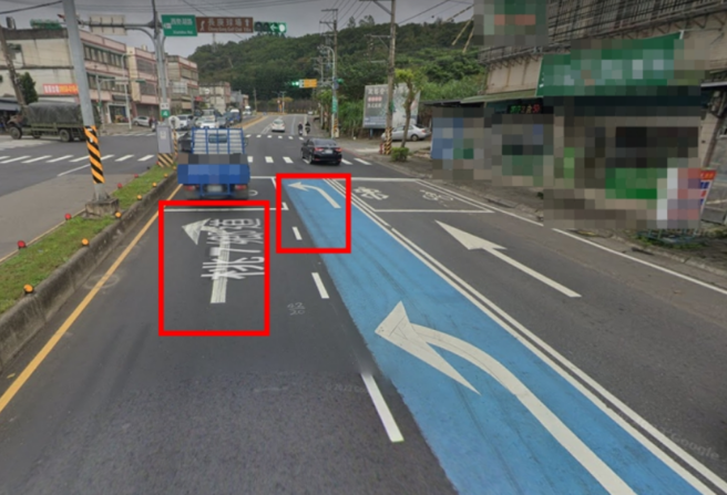 网友用google map找到该路口，发现内侧2条道路竟分为机车、轿车左转道，直行车道在最外侧仅一道，怒批「真的智障设计」。（翻摄自记者爆料网）