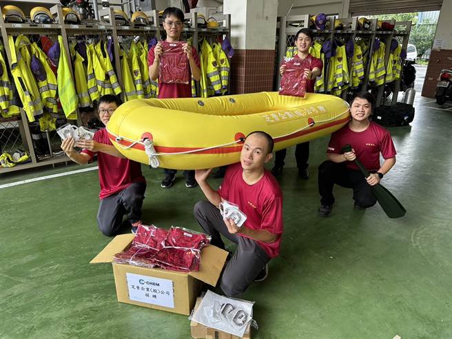 芝普企业股份有限公司捐赠救灾橡皮艇及手动鉤环等水域救灾装备，提供给八德消防队使用。（消防局第一大队八德消防分队提供／陈梦茹桃园传真）