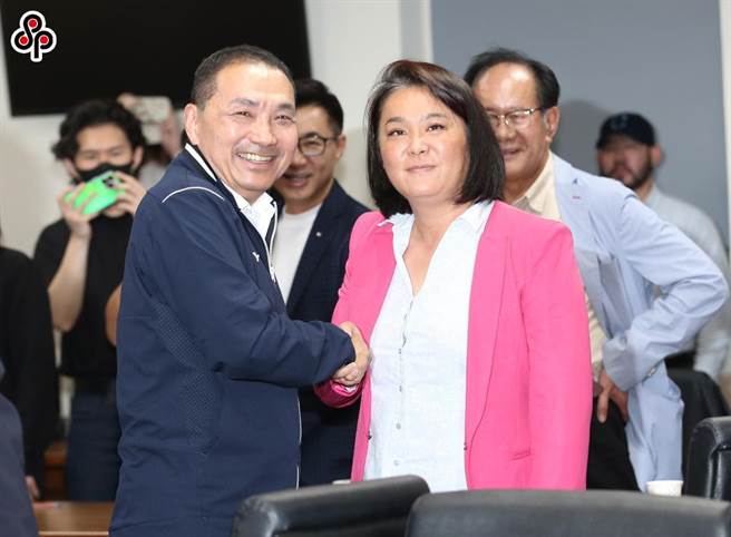 新北市长侯友宜昨日前往立院拜会国民党团，与立委陈玉珍握手展现和解团结的氛围。（资料照片）