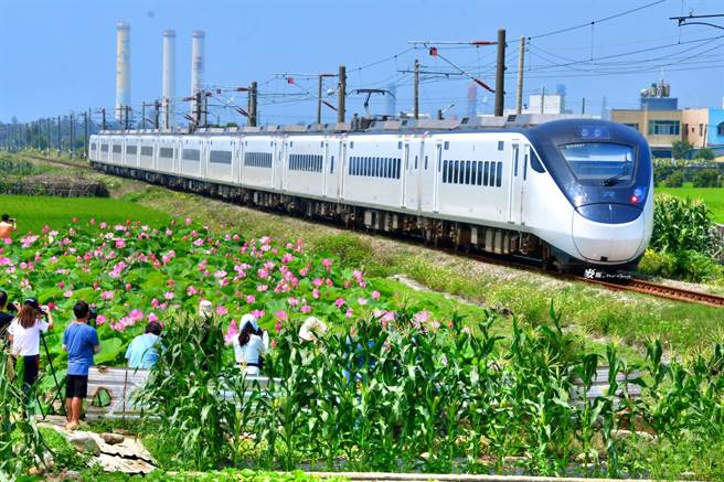 在地摄影师张麦斯在荷花田砍除前拍下的美景。（张麦斯提供／李京升苗栗传真）