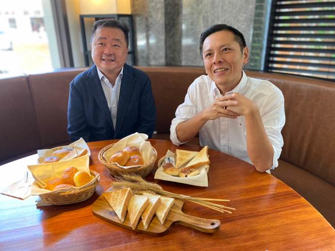 永乐酒店董事长林益邦（左）与世界麵包大赛冠军陈耀训（右）合作愉快。（孙英哲摄）