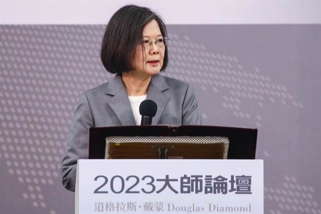 经济日报1日举办「2023大师论坛」，邀请2022年诺贝尔经济学奖得主道格拉斯．戴蒙（DouglasDiamond）以「银行与金融危机」为题发表演讲。蔡英文总统（见图）受邀出席并发表致词时表示，台湾是国际的一份子，面对近年剧烈变化的政经局势，政府谨慎因应，使得台湾资本市场体质保持稳健，也受到国际信评机构肯定。（邓博仁摄）
