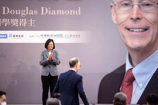 经济日报1日举办「2023大师论坛」，邀请2022年诺贝尔经济学奖得主道格拉斯．戴蒙（DouglasDiamond）（中）以「银行与金融危机」为题发表演讲。蔡英文总统（左）受邀出席并发表致词表示，台湾是国际的一份子，面对近年剧烈变化的政经局势，政府谨慎因应，使得台湾资本市场体质保持稳健，也受到国际信评机构肯定。（邓博仁摄）
