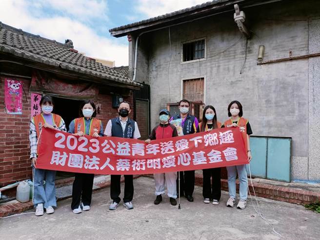 蔡衍明爱心基金会与台中逢甲大学合作「公益青年送爱下乡趣」列车，1日驶往台中市偏乡大安区探视弱势户。（陈淑娥摄）