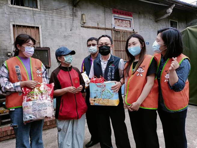 蔡衍明爱心基金会与逢甲大学学生探视弱势户。（陈淑娥摄）