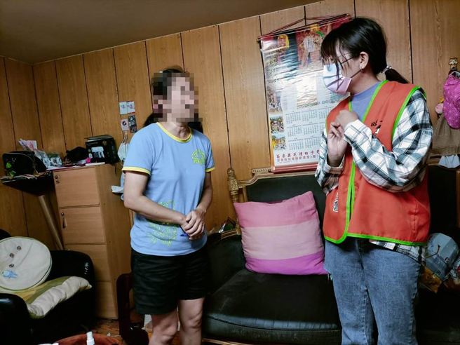 逢甲大学学生前往弱势户家中探视。（陈淑娥摄）
