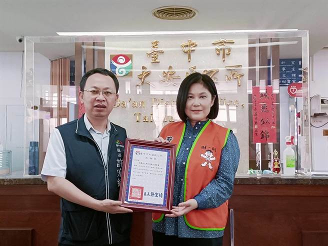 大安区长许宏绮颁发感谢状给蔡衍明爱心基金会，由执行长徐海伦代表收下。（陈淑娥摄）