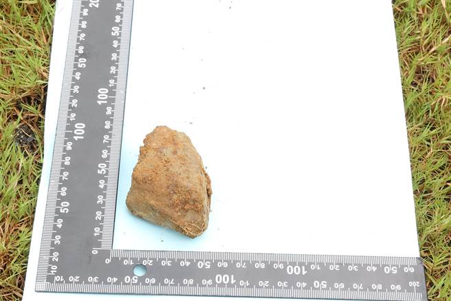 新竹市长高虹安昨宣布开挖棒球场，工务处长曾嘉文表示，昨开挖时有挖到约6、7公分大的石块。（新竹市政府提供／王惠慧新竹传真）