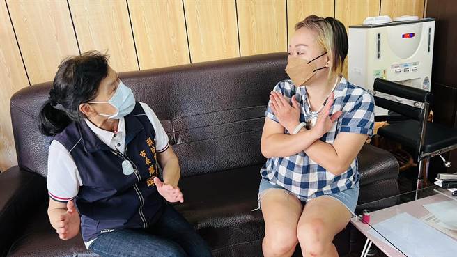 头份市罗雪珠积极走访中山路、银河路的商家及住户，了解当地住户意愿。（头份市公所提供／谢明俊苗栗传真）