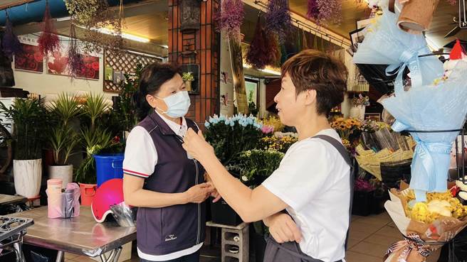 头份市罗雪珠积极走访中山路、银河路的商家及住户，了解当地住户意愿。（头份市公所提供／谢明俊苗栗传真）