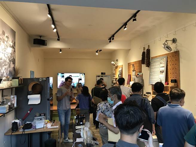 官田区东西庒社区带领审查委员参观乌金合作社菱壳炭循环经济。（台南市政府农业局提供／张毓翎台南传真）