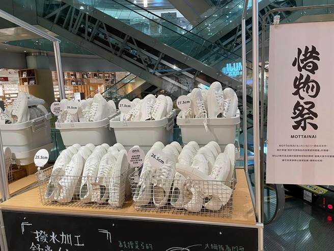 日前从799调涨到890的小白鞋，惜物价只要499元。（古明弘摄）