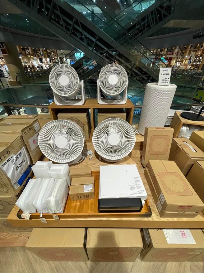 夏日必备的空气循环风扇下杀7折，空气清净机3折 。（古明弘摄）