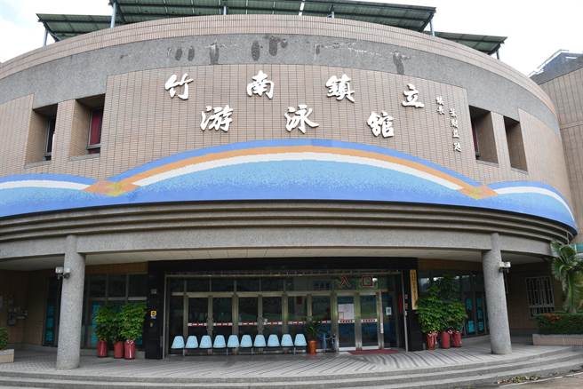竹南镇立游泳池是竹南、头份市两地民眾重要运动场所。（谢明俊摄）