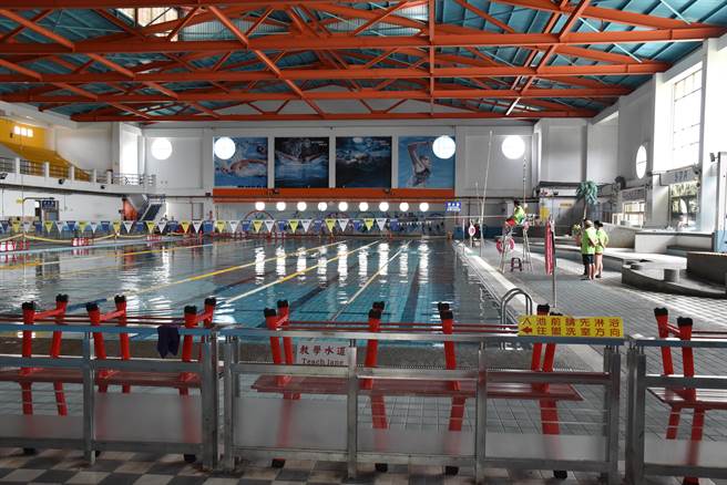 目前竹镇游泳池因受限救生员不足，只能局部开放使用。（谢明俊摄）