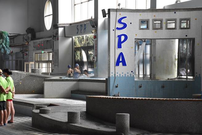 目前竹镇游泳池因受限救生员不足，只能局部开放使用。（谢明俊摄）