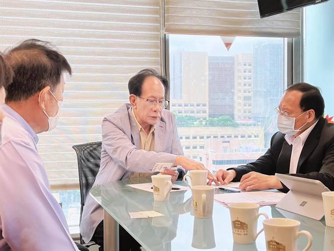 立委陈超明日前邀集教育部体育署官员解决救生员不足问题。（陈超明办公室提供／谢明俊苗栗传真）