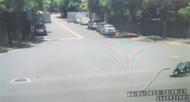 黄姓骑士路过时遭电线杆压到。（翻摄照片／高雄洪靖宜传真）