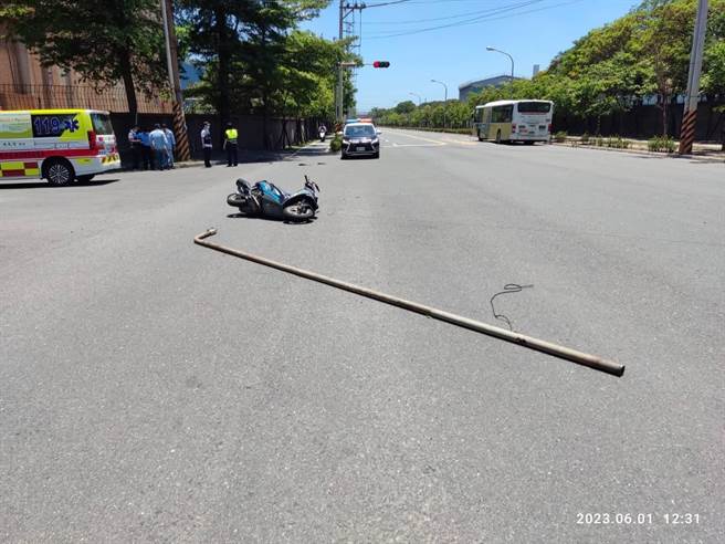 黄姓骑士路过时遭电线杆压到。（翻摄照片／高雄洪靖宜传真）