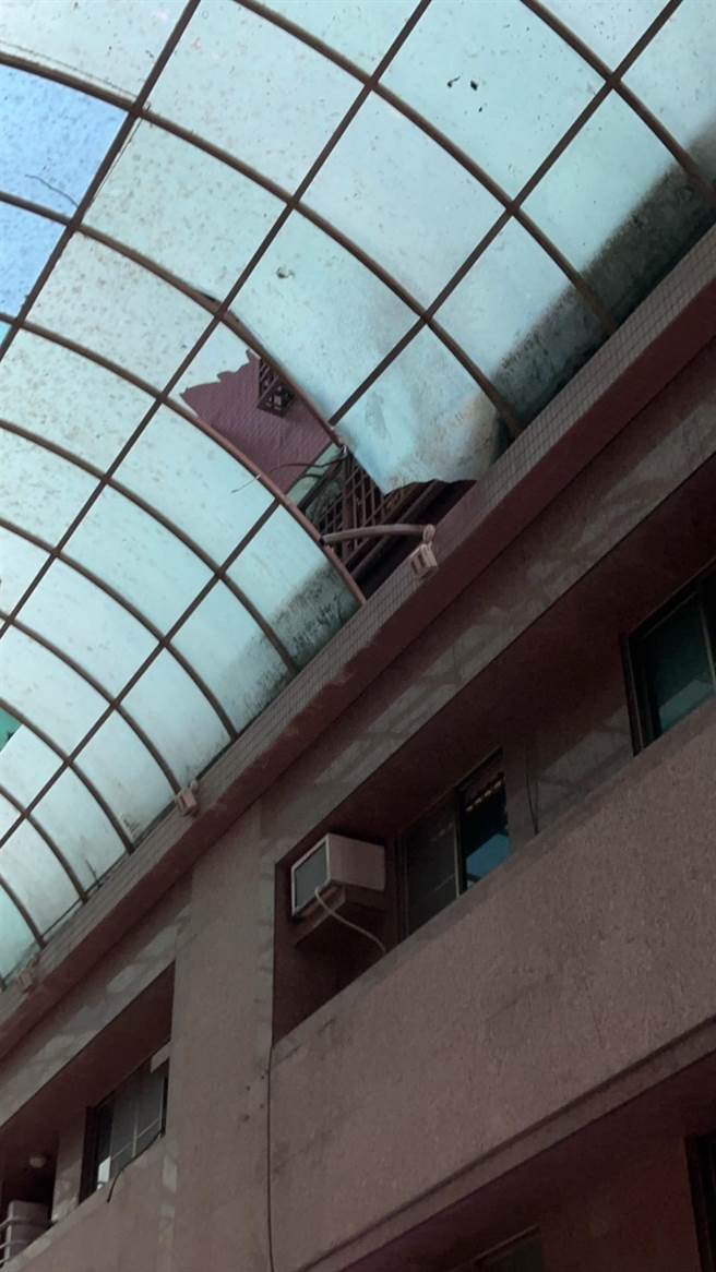 今日下午1时许，高雄苓雅区某大楼传出坠楼，一名58岁男子从高楼坠下，掉入1楼商店街上。（民眾提供／杨舒婷高雄传真）