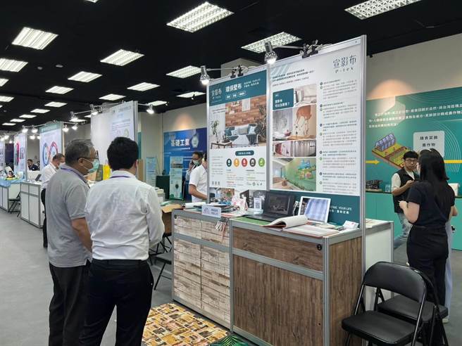 桃园市环保局办理桃园资源循环博览会，邀130间厂商展示循环产业的创新科技、设计技术及永续发展成果。（蔡明亘摄）