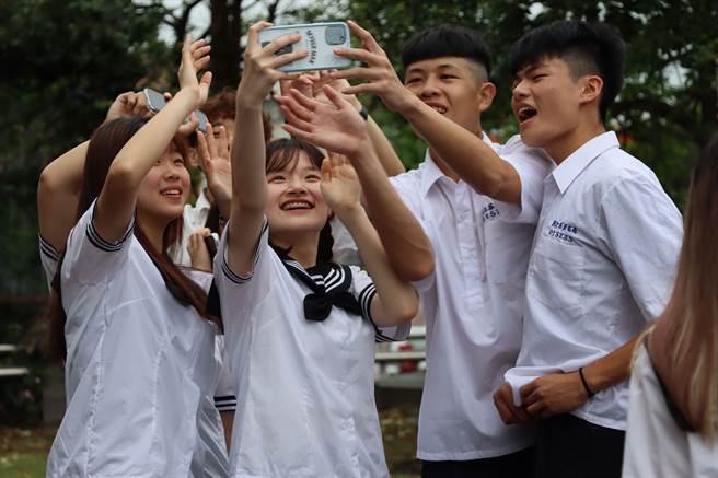 毕业生们开心合照。（苗栗县政府提供／李京升苗栗传真）