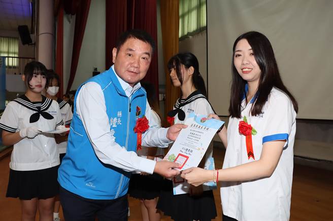 苗栗县长锺东锦颁赠县长奖。（苗栗县政府提供／李京升苗栗传真）
