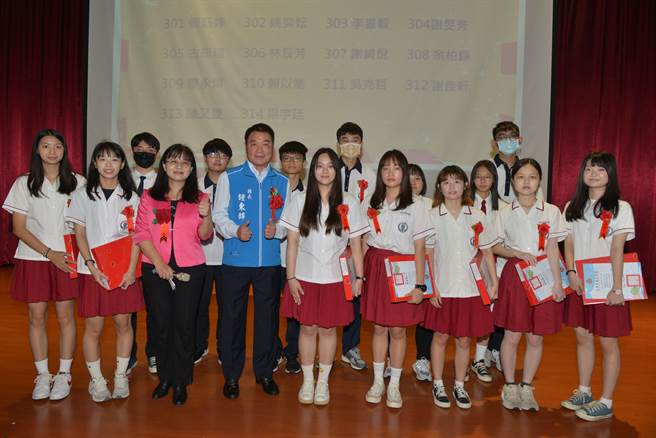锺东锦和苗栗高中毕业生获县长奖同学合影。（苗栗县政府提供／李京升苗栗传真）