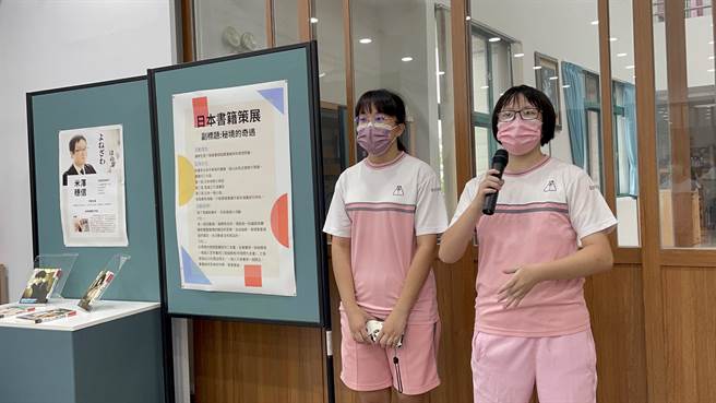 国立卓兰高中毕业生刘妍秀曾学校图书馆策展。（卓兰高中提供／谢明俊苗栗传真）