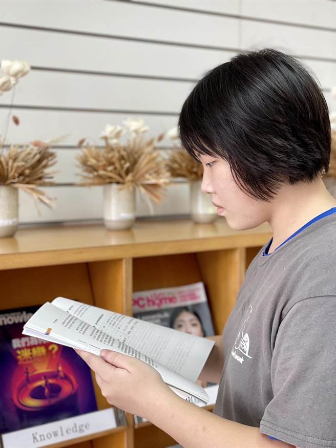 国立卓兰高中毕业生刘妍秀在校6年借阅数居冠，校长张智惟颁给她阅读楷模奖。（卓兰高中提供／谢明俊苗栗传真）