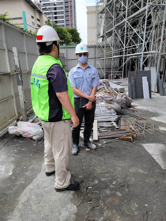高雄小港区某新建案因鹰架砸穿屋顶，高雄市工务局派员到场勘察，经查因建筑工地未有维护安全适当措施及设备，将依建筑法开罚并勒令停工。（翻摄照片／崔正纲高雄传真）