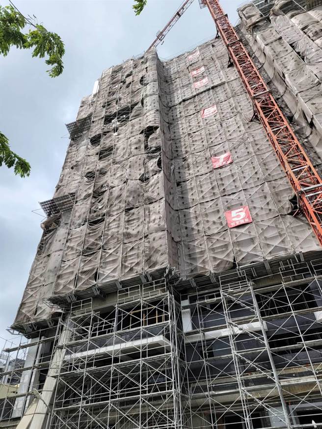 高雄小港区某新建案因鹰架砸穿屋顶，高雄市工务局派员到场勘察，经查因建筑工地未有维护安全适当措施及设备，将依建筑法开罚并勒令停工。（翻摄照片／崔正纲高雄传真）