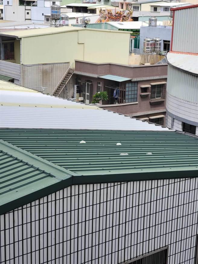 附近住户遭鹰架铁条砸穿的屋顶。（翻摄照片／崔正纲高雄传真）
