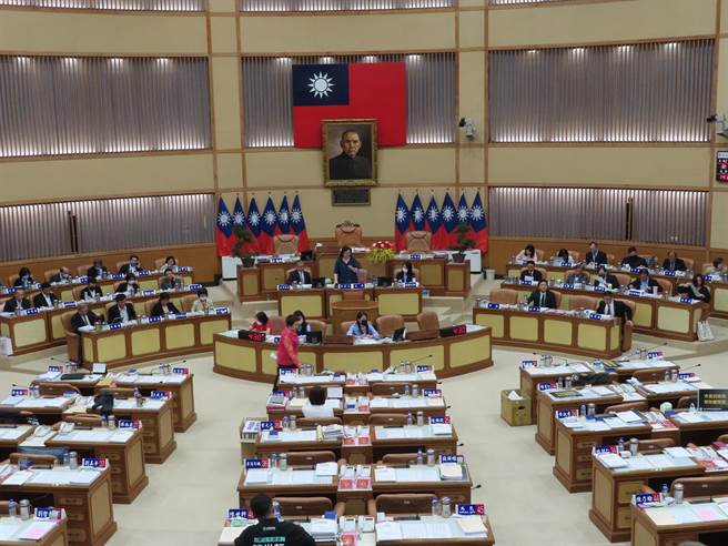 新北市议会今日业务单位质询。（叶德正摄）