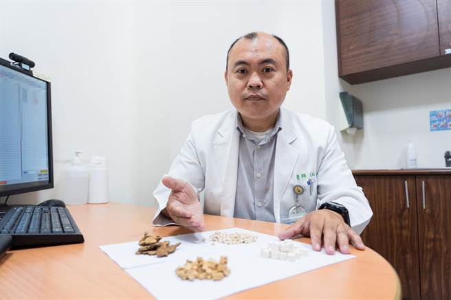 林姓男子经常腹痛腹泻，光田综合医院中医部医师江昱宽诊断为「脾气虚」致消化能力受影响，使用如党参、白朮、薏仁与茯苓等治疗见效。（陈淑娥摄）
