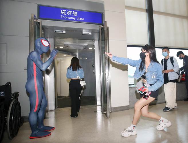 1名旅客登机前向蜘蛛人比出招牌动作。（范扬光摄）