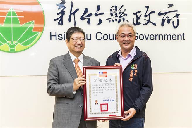 北埔乡长庄明增（右）反对竹苗区教育会考将超额比序取消改积分制，指将完全剥夺偏乡学子的发展机会。（罗浚滨摄）