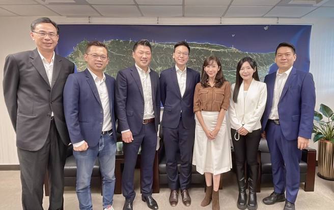 民进党台北市议员许淑华(右三)PO出与台北市第3选区立委参选人提名者合照，强调将在2024大选尽全力争取支持。(图取自许淑华脸书)